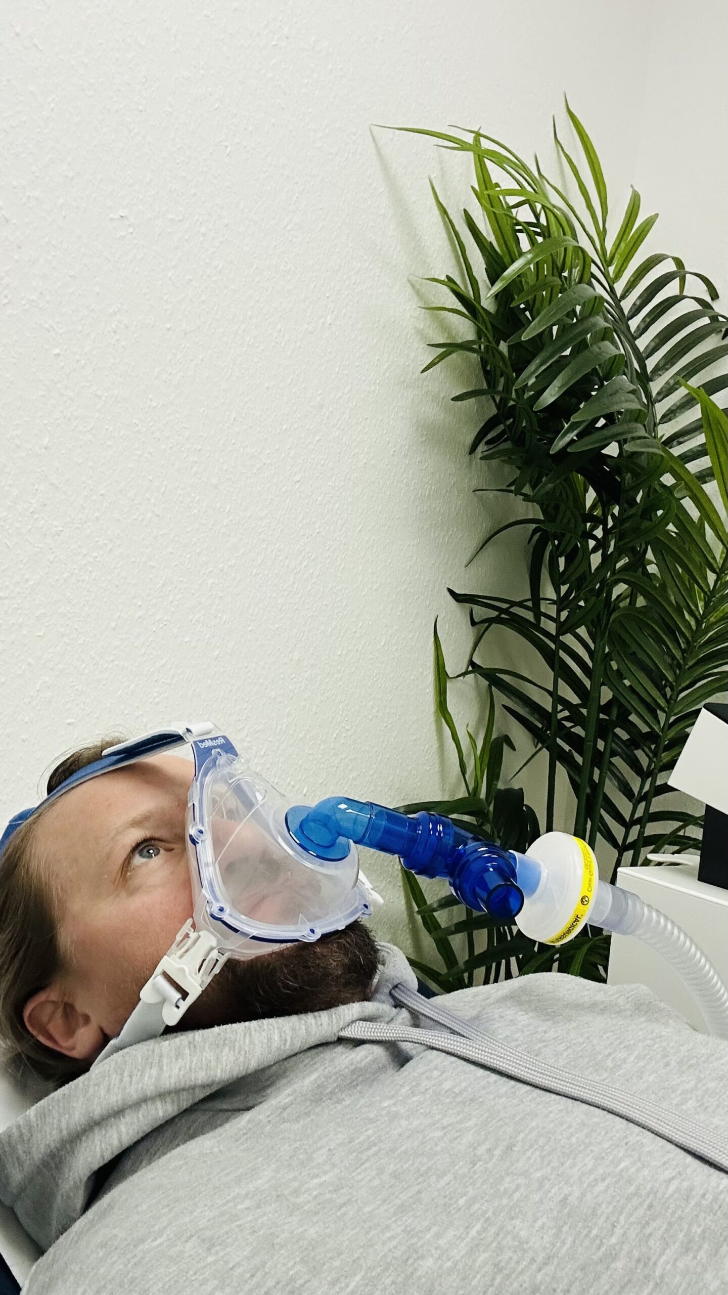 Sebastian Jurochnik beim MITOVIT Höhentraining im OTC in Mönchengladbach mit Atemmaske