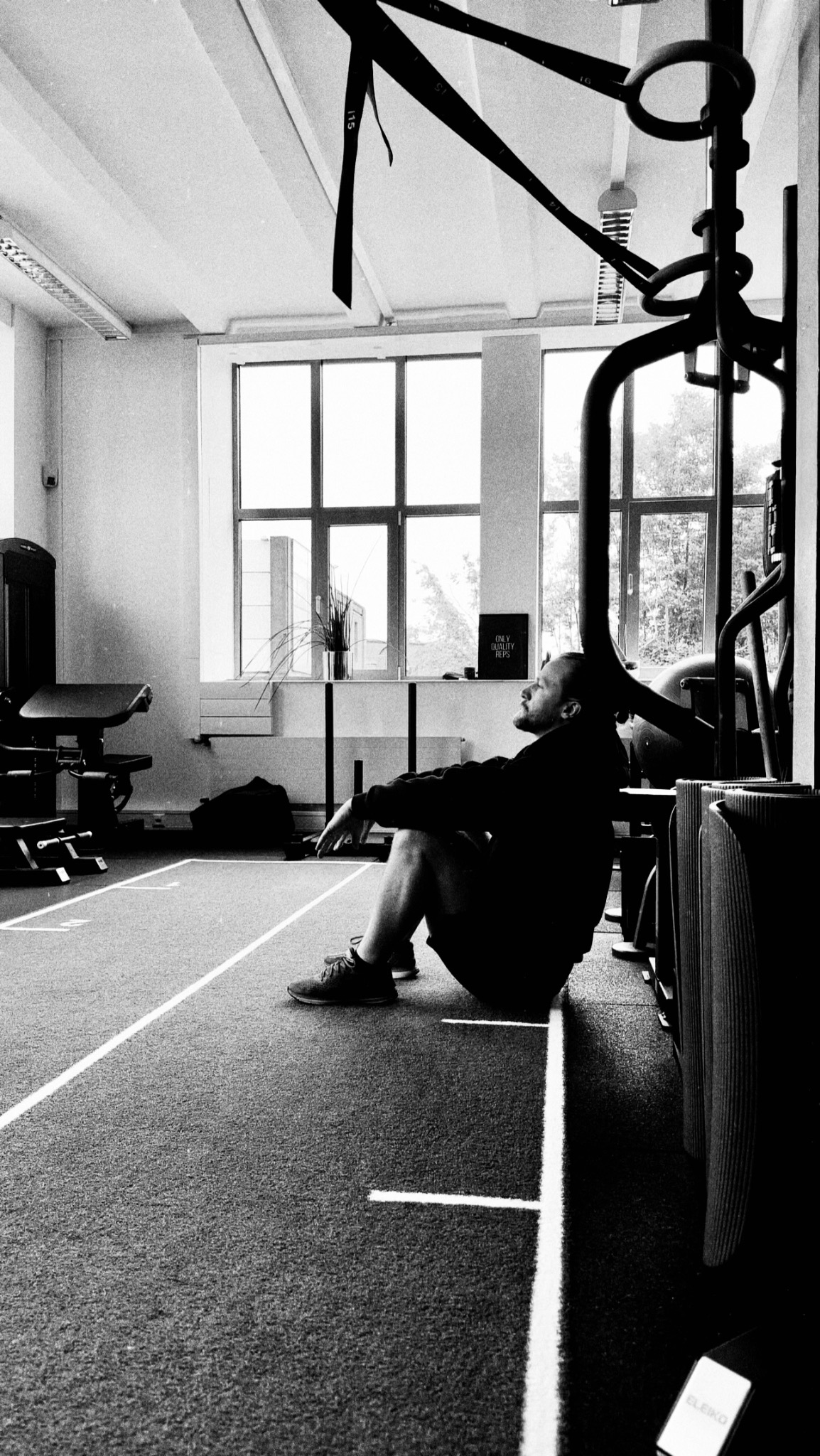 Sebastian Jurochnik in einem stillen Moment im Trainingsraum