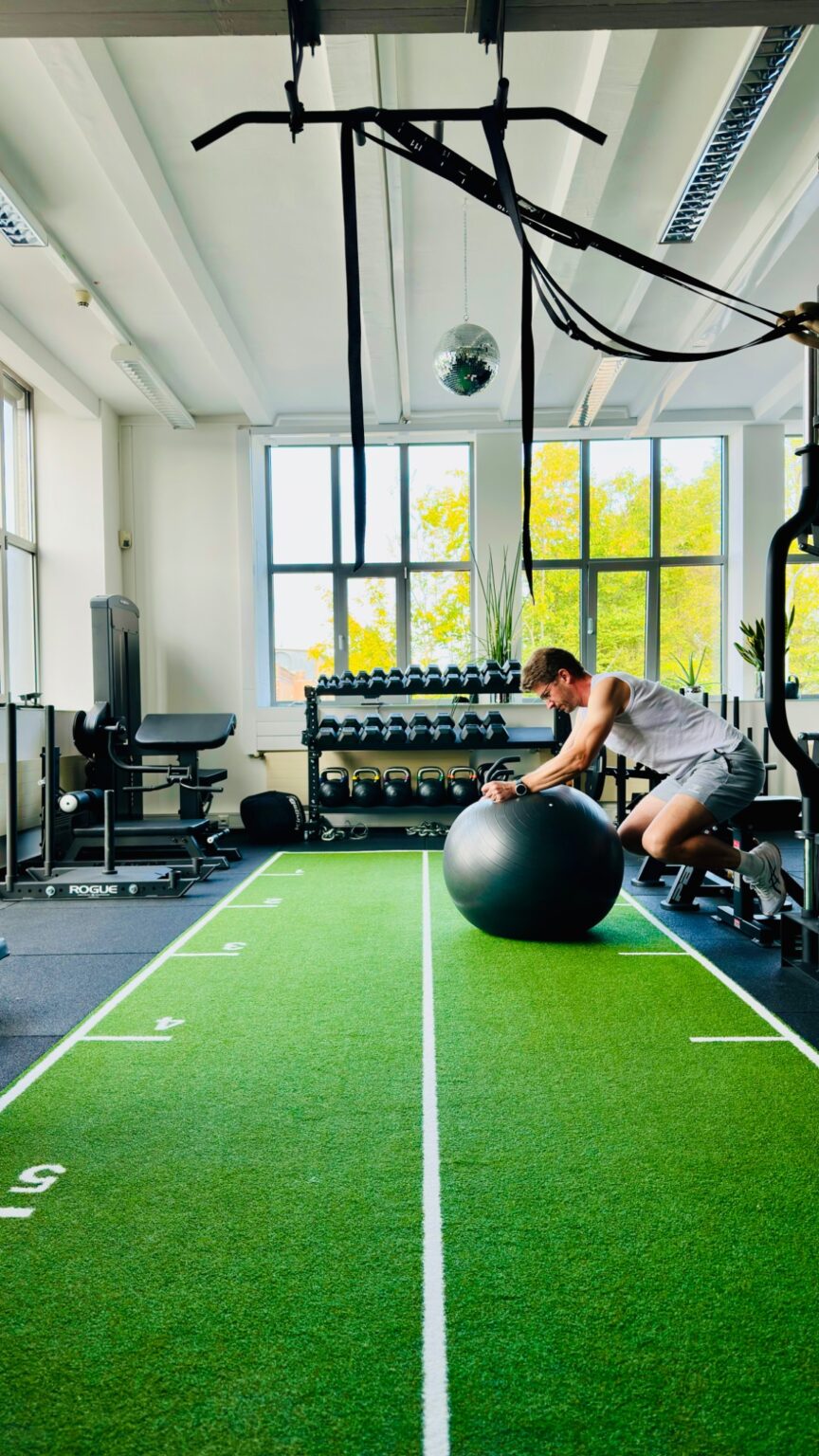 Training mit dem Gymnastikball im Trainingsraum der Praxis