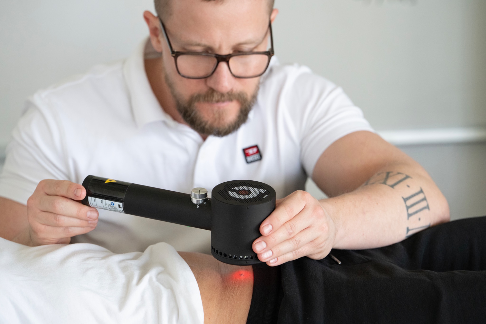 Sebastian Jurochnik bei einer physiotherapeutischen Narbenbehandlung in Mönchengladbach