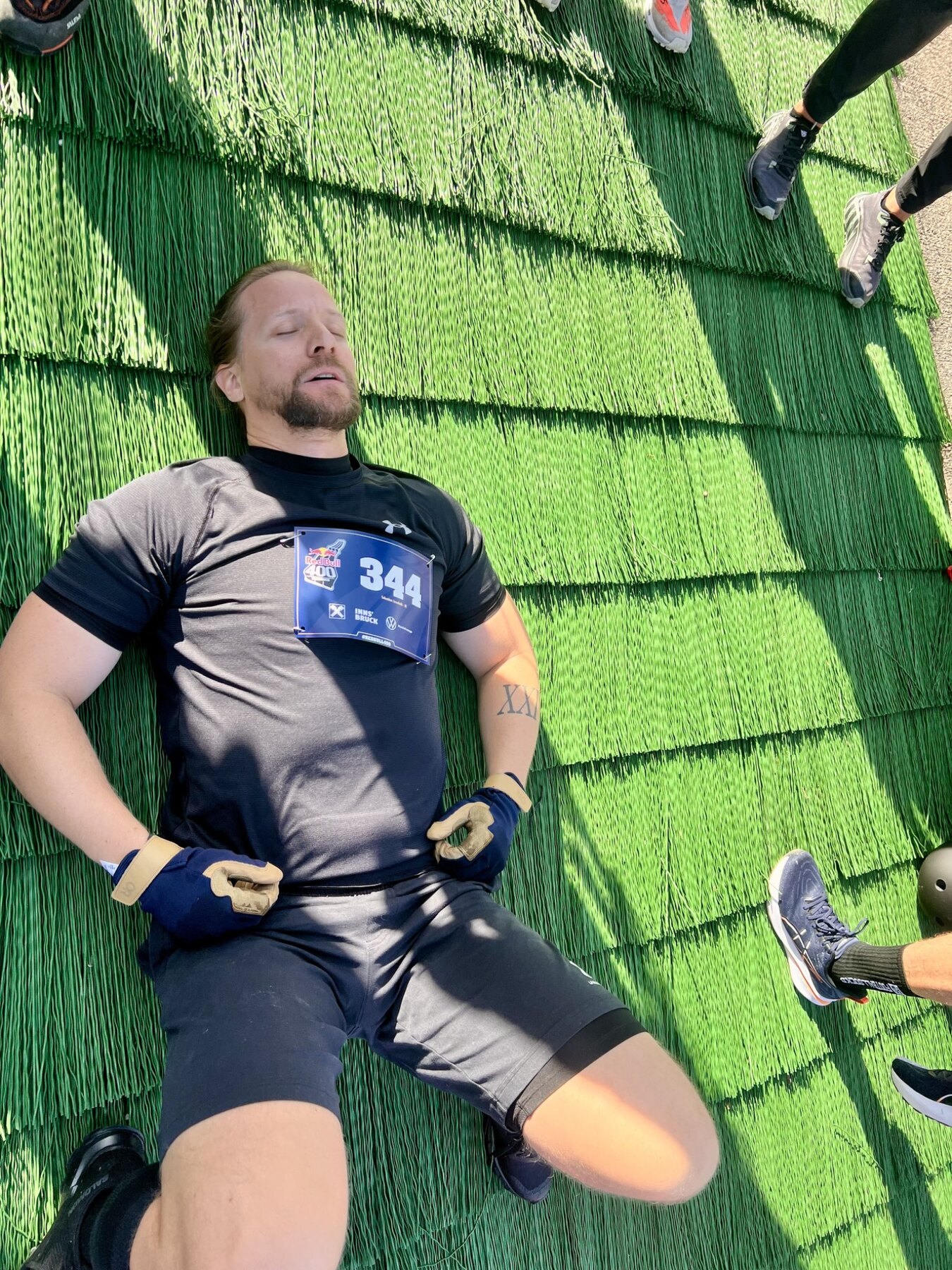 Sebastian Jurochnik erschöpft im Aufsprunghang der Bergiselschanze nach dem Abbruch beim Red Bull 400