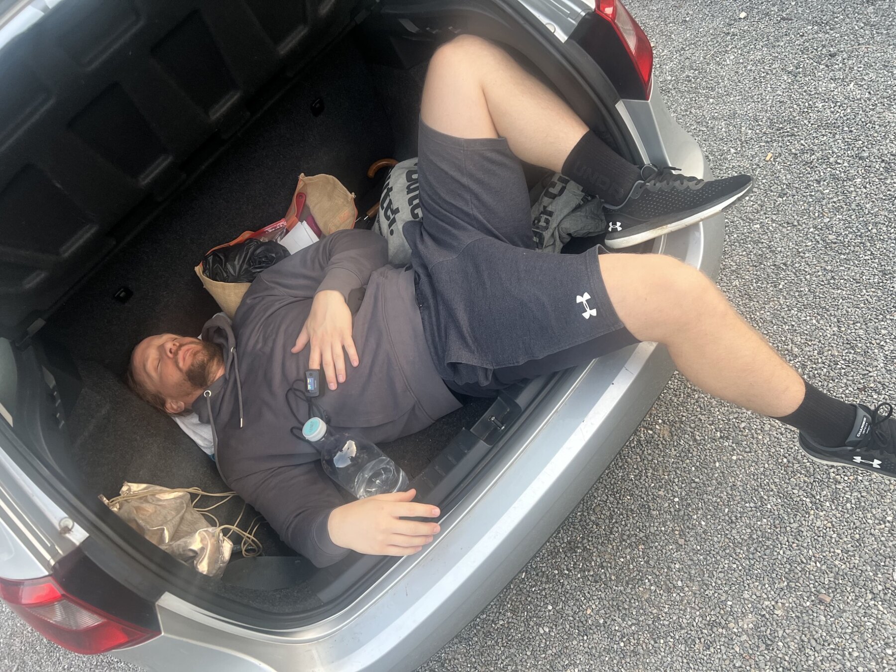 Sebastian Jurochnik nach dem Red Bull 400 erschöpft im Kofferraum eines Autos
