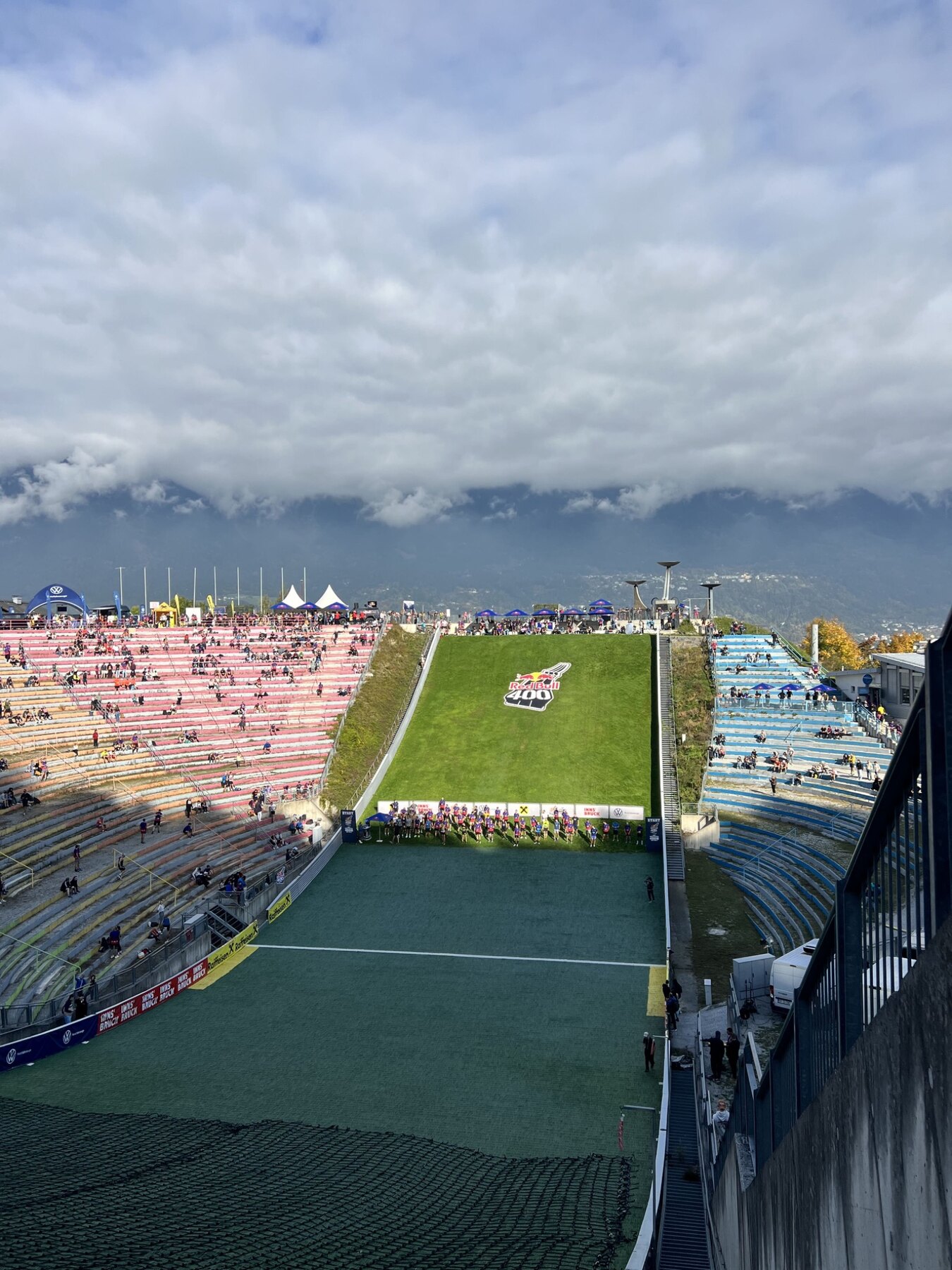 Blick vom Schanzentisch hinunter auf Start und Auslauf beim Red Bull 400 in Innsbruck