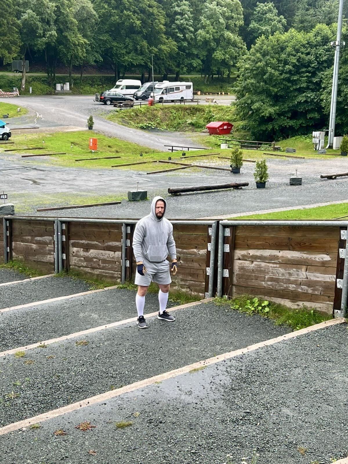 Treppentraining neben der Skisprungschanze in Willingen zur Vorbereitung auf das Red Bull 400