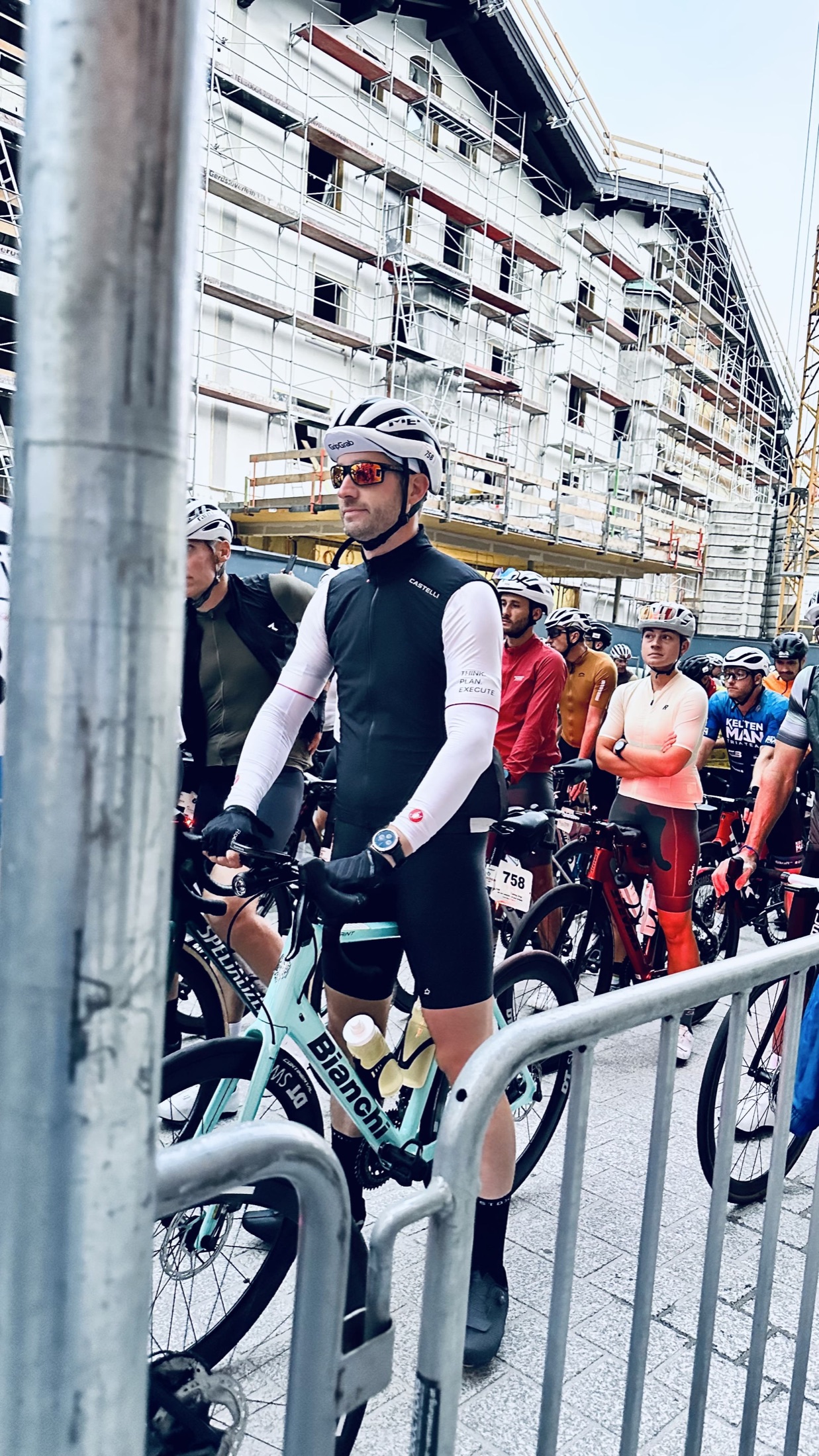 Christian blickt mit beiden Händen am Lenker konzentriert in Richtung Start.