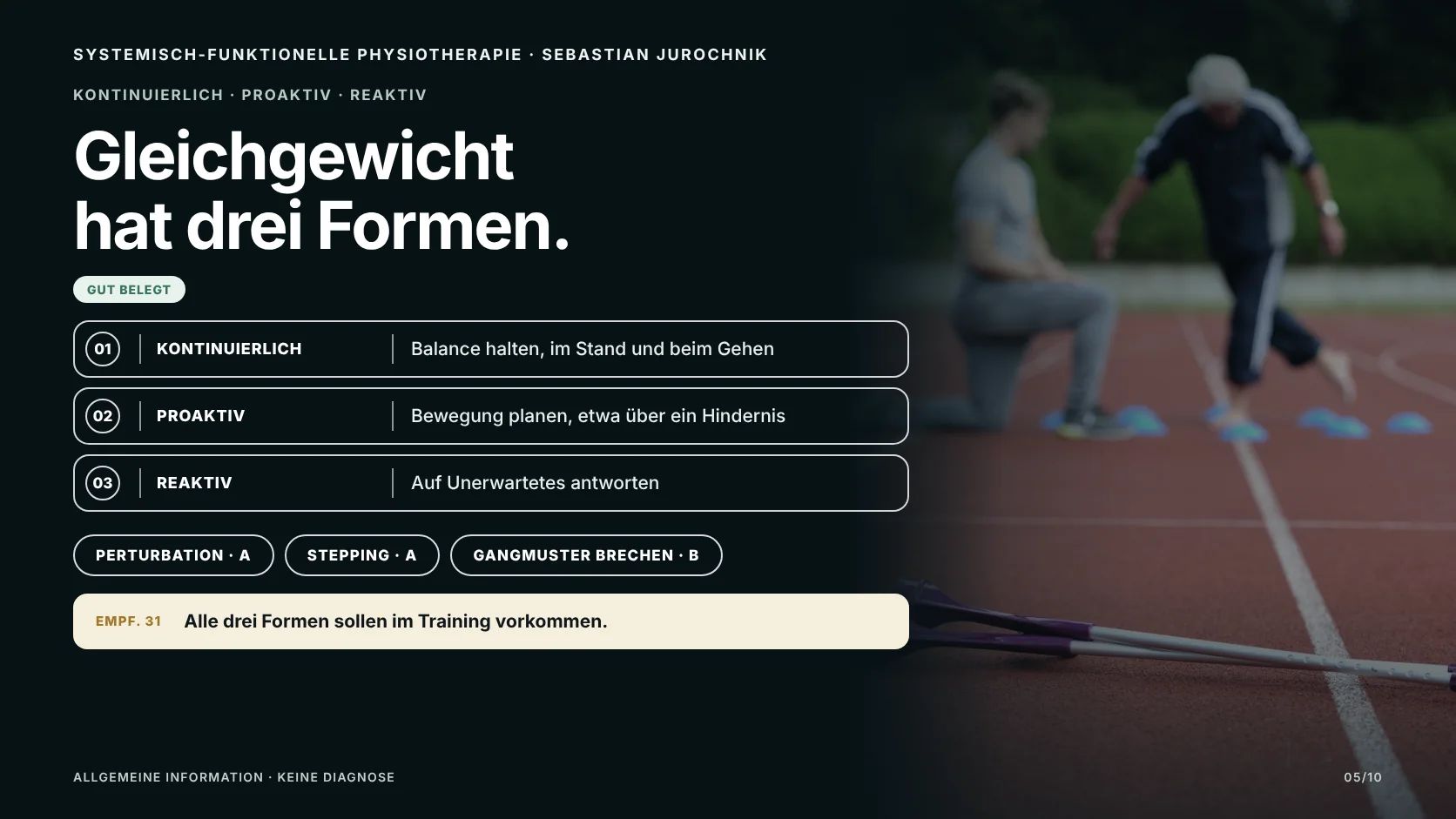 Älterer Mann steigt barfuß über blaue Markierungshütchen, ein Trainer kniet daneben, im Vordergrund liegen Unterarmgehstützen; Grafik zu den drei Formen des Gleichgewichtstrainings.