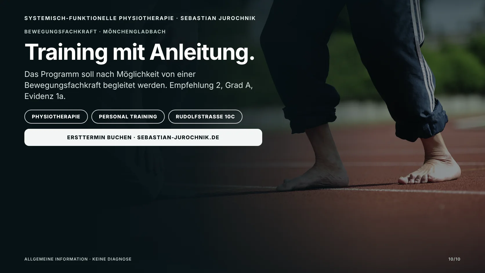 Trainer kniet neben den nackten Füßen eines älteren Mannes auf der Laufbahn; Grafik: Training laut Leitlinie mit Bewegungsfachkraft, Physiotherapie und Personal Training in Mönchengladbach.